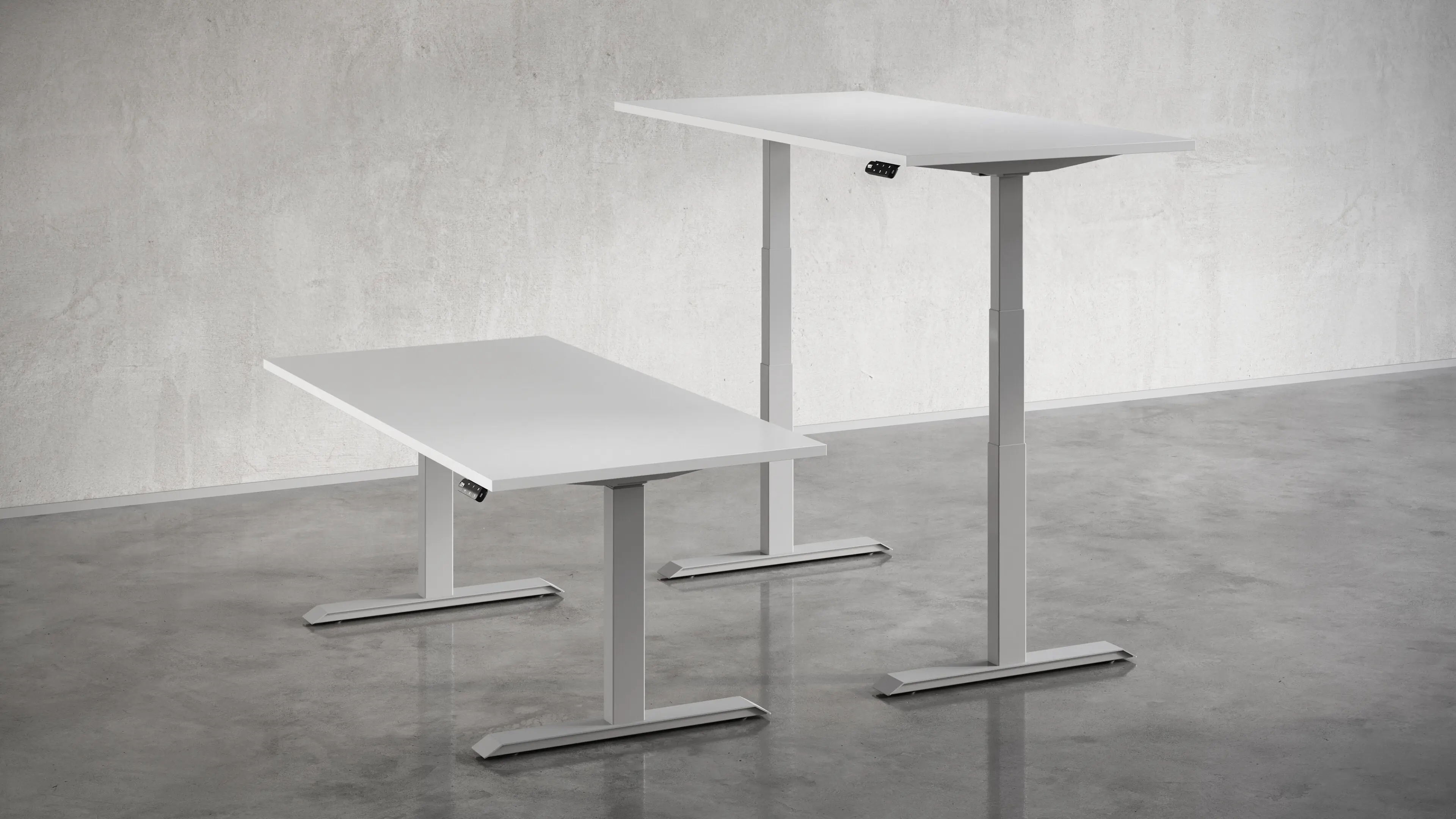 two height-adjustable bases next to each other to compare minimum and maximum height adjustments
